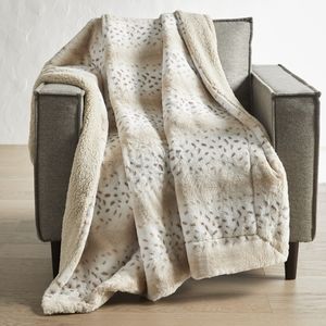 Better Homes and Gardens white faux fur throw! 50x60